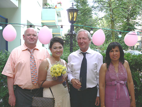 Gäste gratulieren den jung Vermählten