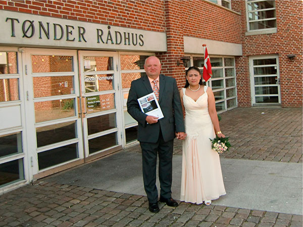 Gee und Reinald vor dem Rathaus in Tonder in Dänemark