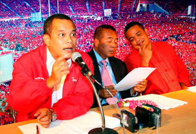 Führer der Roten bei einer Pressekonferenz