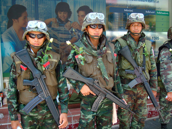 Die Thai-Soldaten haben weisse Rosen angesteckt bekommen