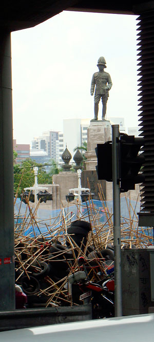 Viel Bambus in den Barrikaden von Bangkok