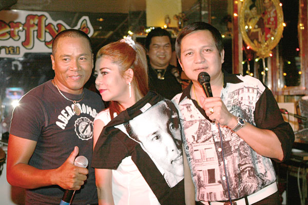 Mike Piromporn mit Weena und Sombat