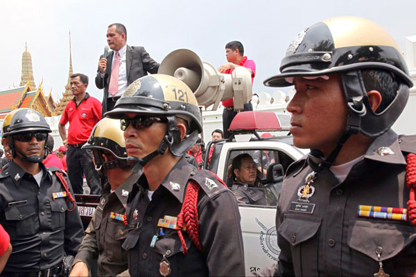 Polizei bei der Demo der Rothemden in Bangkok am 17.8.2009