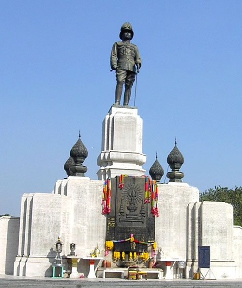Statue von König Vajiravudh - Rama VI. am berühmten Lumpini-Park in Bangkok