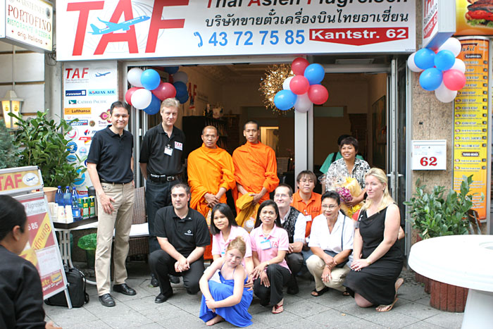 Gruppenbild mit Mönchen vor dem neuen TAF-Reisebüro in Berlin