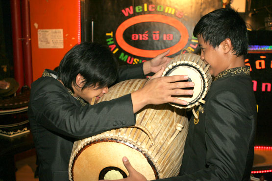 Thai-Trommler akrobatisch 2008
