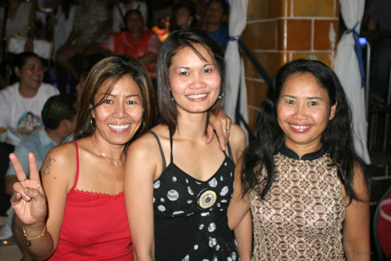 Drei Thai-Schönheiten beim Konzert 2008