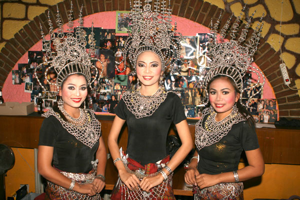 attraktive Thaitänzerinnen 2008