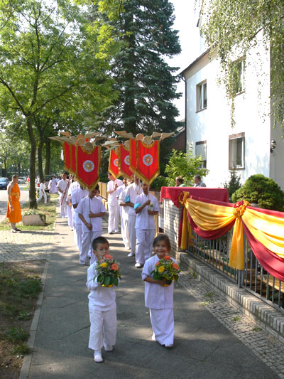 Zeremonie mit Flaggen und Kindern 2008