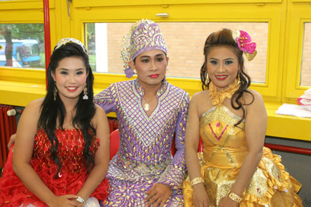 Thaitänzer vor dem Auftritt 2008