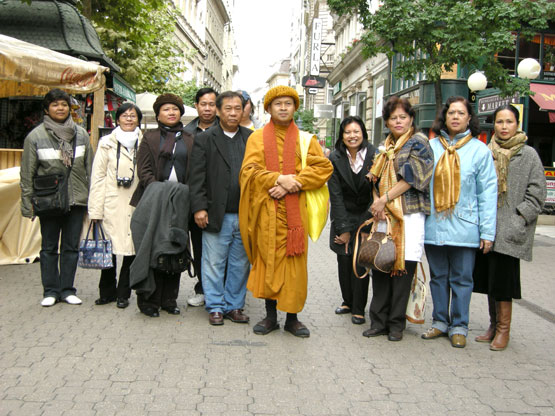 der Berliner Abt mit seiner Gruppe 2008