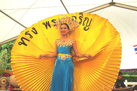 Thai mit gelbem Sonnenschirm 2008