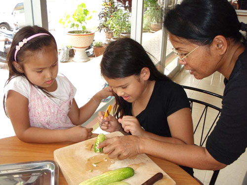 Diese Kids lernen Obst- und Gemüseschnitzen