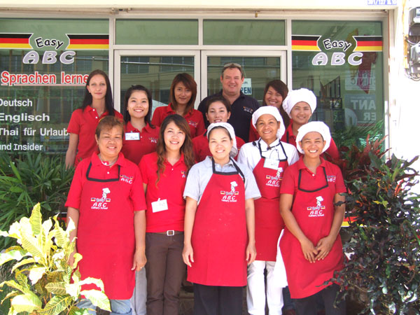 Wolfgang Payer mit seinem Team von Easy ABC in Pattaya, 2009