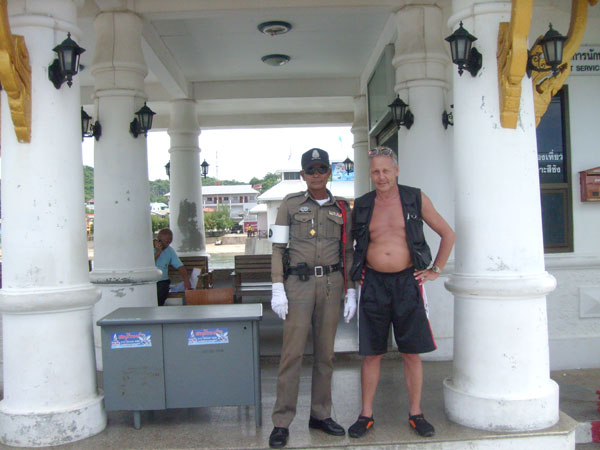 Winny mit dem Chef des Hafens von Koh Si Chang