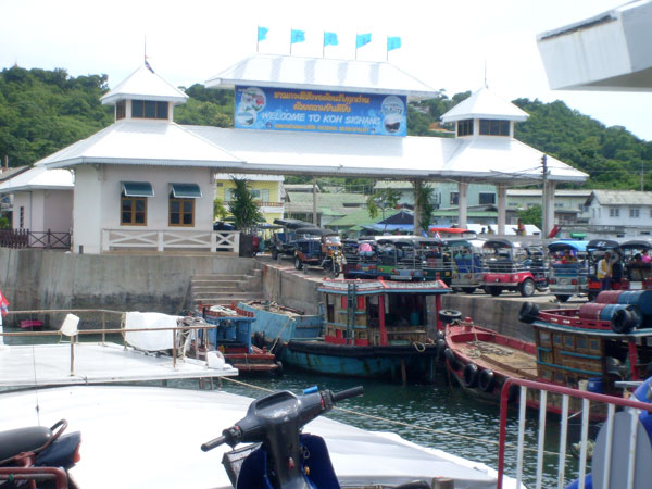 Der kleine Hafen der Insel Koh Si Chang