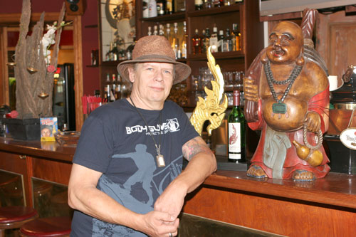 Tom, der Chef der Carabao Bar in Berlin Schöneberg