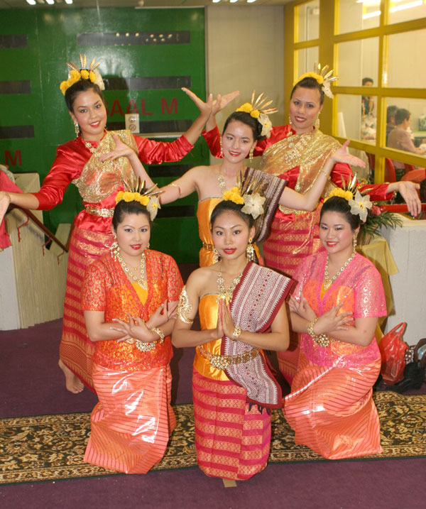 Thai-Tanzgruppe um Sabina und Nathaly