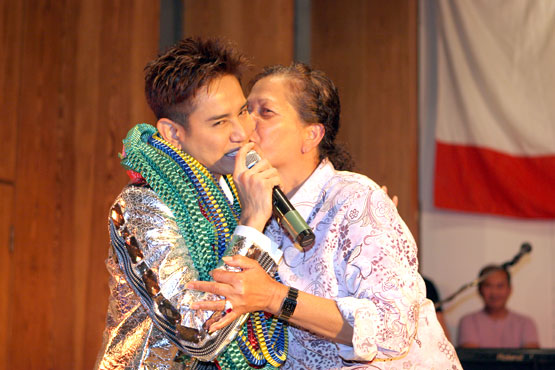 Omi küsst den Thai-Star 2008