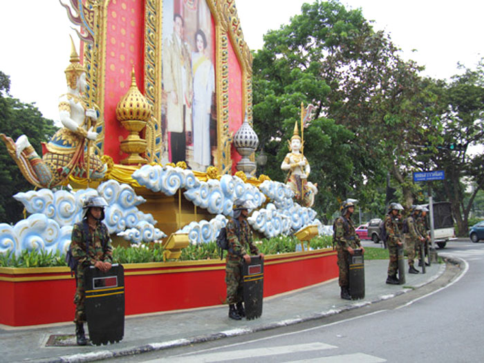 Monument mit dem Königspaar in Bangkok 2008