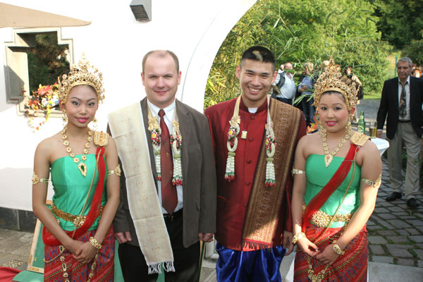 das Paar mit Thaitänzerinnen 2008