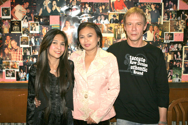 Nittaya Boonsungnern mit den Chefs des Scorpion 2008