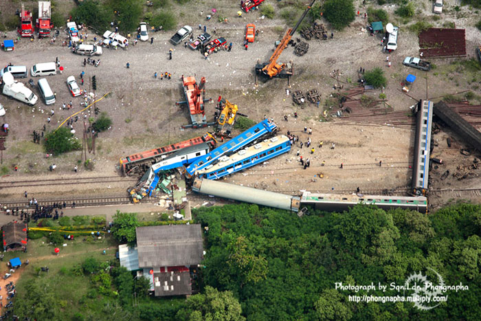 Luftaufnahme des Eisenbahnunglücks in Thailand 2009