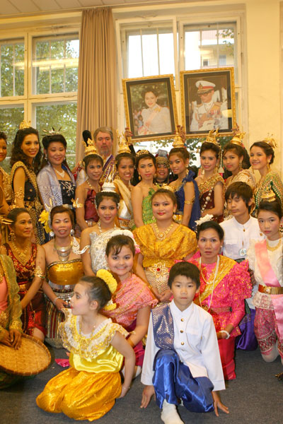 Kleine und grosse Thaitänzerinnen in ihren traditionellen Kostümen.
