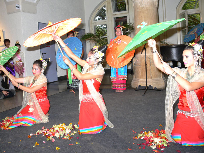 Die Thaitanzgruppe von Ann mit dem Tanz mit den Sonnenschirmen.