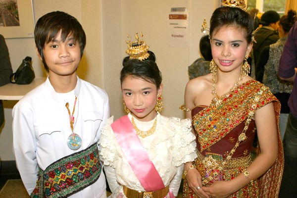 Drei junge Thaitänzer/innen auf dem MekongLänderTag 2009.