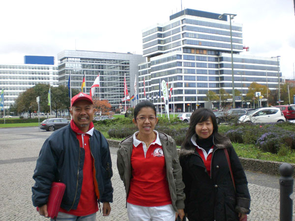 Anhänger der Rot-Hemden in der Berliner City West, 2009