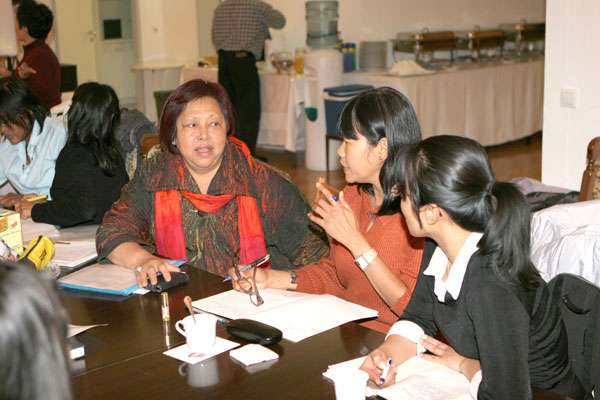Thaifrauen diskutieren in Berlin, links Datchanee Pfitzner aus Mannheim, 2009.