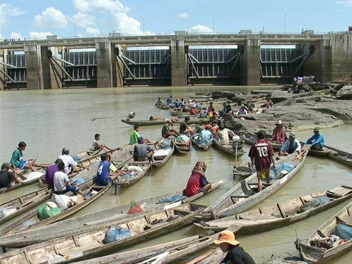 Vor einem Staudamm am Mekong