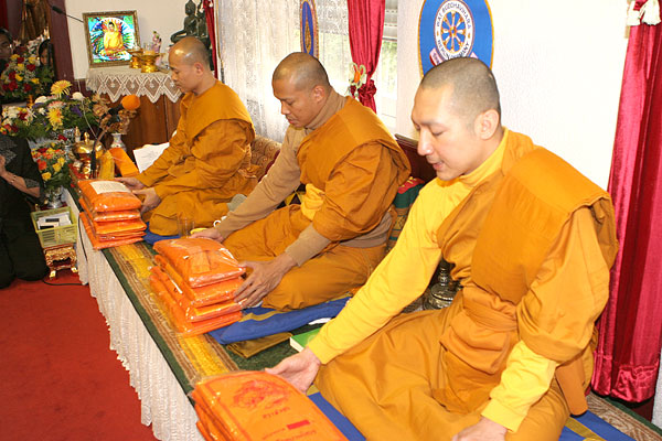 Mönche bei der Trauerfeier 2008