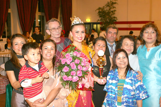 die Miss Loy Kratong mit den Fans 2008