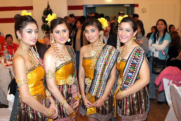 Thaitanzgruppe in Kostümen des Nordostens.