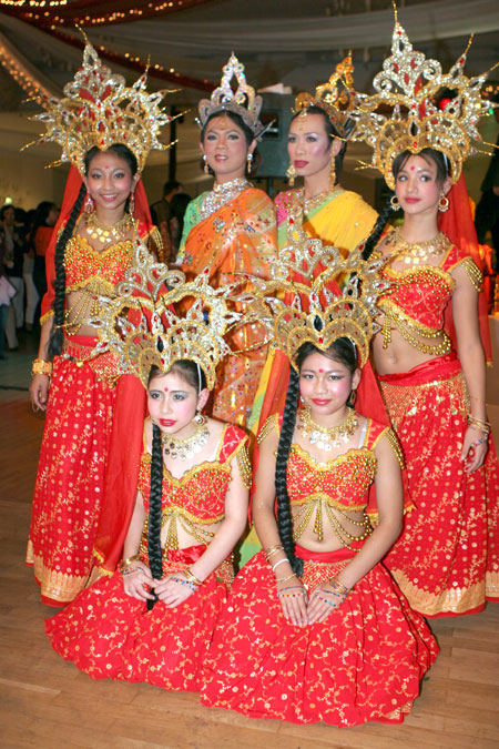 Die Thaitanzgruppe von Ann, ganz links, verstärkt mit 2 Ladymen.