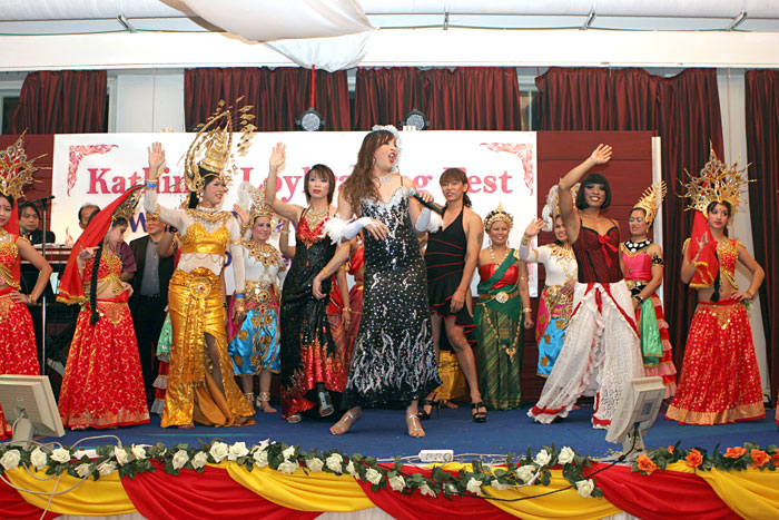 Bunte Show der Ladymen auf dem Loy Krathong Fest. Hinten: echte Frauen und Mädels.