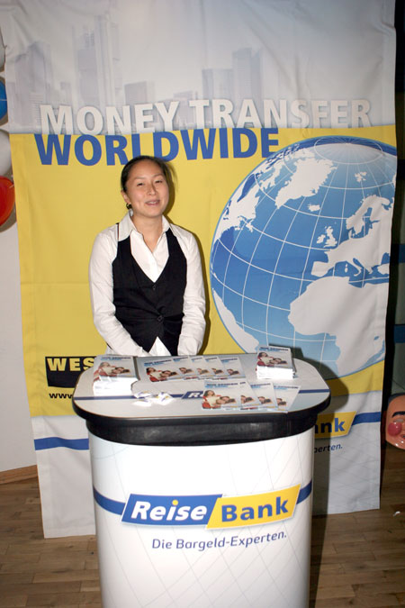 Die Reisebank war mit einem Info-Stand auf dem Lichterfest vertreten. Alle Materialien kamen unter die Thai-Leute.