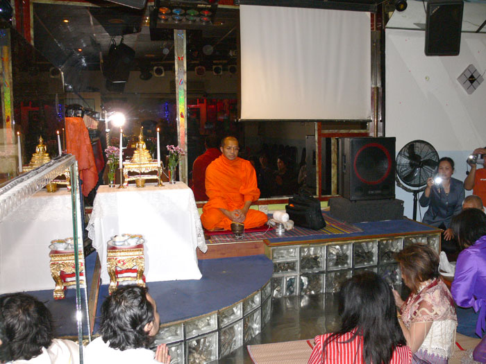 Der Mönch bei der Segnung des neuen Thai-Musik-Cafes Butterfly in Berlin.