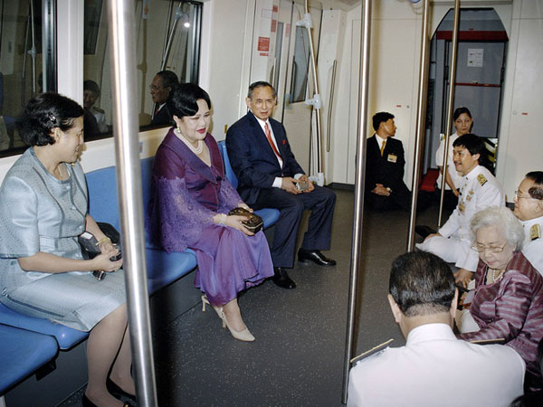 König Bhumibol mit Königin Sirikit in der Bahn, links Prinzessin Sirindhorn.