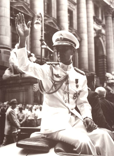 Der junge König Bhumibol Adulyadej.