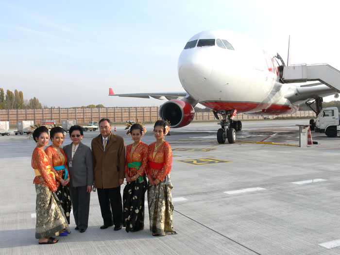 Der thailändische Botschafter mit den Thaitänzerinnen auf dem Flugfeld in Tegel