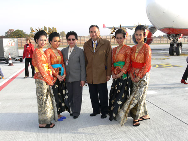 Der neue thailändische Botschafter mit der kleinen Thaitanzgruppe