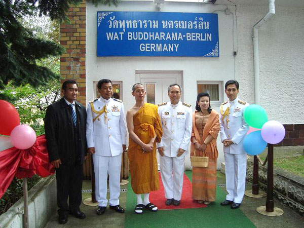 Der Botschafter Thailands, S.E. Charivat Santaputra, mit dem Abt des Wat Buddharama.