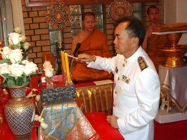 Botschafter Charivat Santaputra bei dre Kathin-Zeremonie im Wat Marzahn.