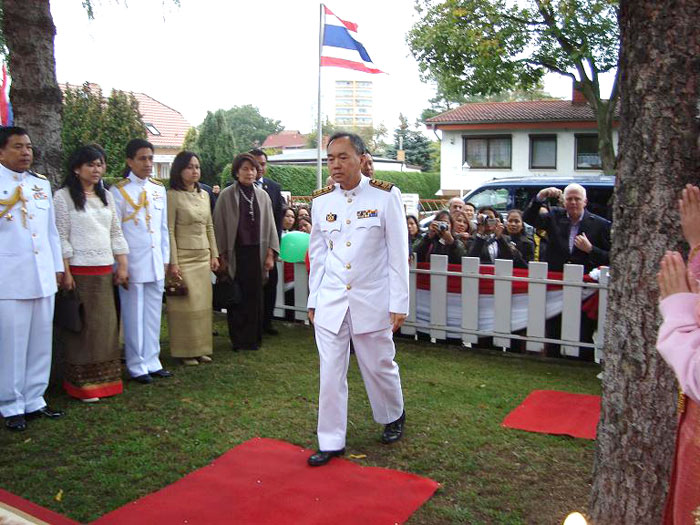 Der neue Botschafter Thailands, S.E. Charivat Santaputra, betritt den Wat Buddharama in Berlin-Marzahn, 2009.