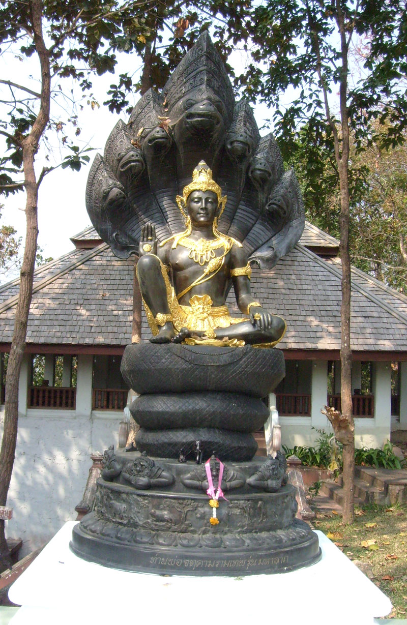 Buddha mit Nangas in einem Wat bei Phayao, Foto: W. Sibert